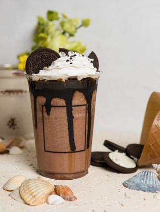 Kaltes Schokoladengetränk in Plastikbecher, Nahaufnahme Cold chocolate drink in plastic cup close up (License=RF) Copyright: xZoonar.com FarhadxIbrah?mzadex 24565767