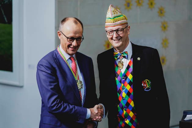 (L-R) Friedrich Merz (CDU), Bundeskanzler, und Klaus Ludwig Fess, Praesident des Bund Deutscher Karneval e.V., aufgenommen bei der Uebergabe eines Ehrenordens im Rahmen des traditionellen Karnevalempfangs im Bundeskanzleramt in Berlin, 03.02.2026. Berlin Deutschland *** L R Friedrich Merz CDU , Federal Chancellor, and Klaus Ludwig Fess, President of the Bund Deutscher Karneval e V , photographed at the presentation of an honorary medal during the traditional carnival reception at the Federal Chancellery in Berlin, 03 02 2026 Berlin Germany Copyright: xFlorianxGaertnerx