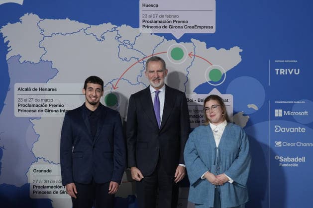 King Felipe VI poses with the founder of the Joves Units association of the Barcelona neighborhood of Poble Sec, Hatim Azahri, winner of the 2026 Princess of Girona Social Award, during the ceremony of Proclamation of the 2026 Princess of Girona Social Award, the inaugural event of the 2026 Talent Tour, on February 3, 2026, in Sant Boi de Llobregat, Barcelona, Cataluna Spain The Talent Tour 2026, promoted by the Princess of Girona Foundation, has started its program this Monday, with the first stop in the Baix Llobregat region, and will also have activities in Gavà, Viladecans and Castelldefels to highlight local talent 03 FEBRUARY 2026 KING PRINCESS OF GIRONA SOCIAL ROYAL HOUSE MONARCHY SPAIN Sant Boi de Llobregat, Barcelona Sant Boi de L Copyright: xDavidxZorrakinox 7263685
