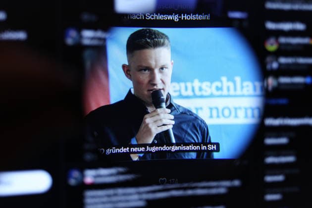 Auf einem Laptop wurde der X-Account von Jean-Pascal Hohm, dem Vorsitzenden der Generation Deutschland, der Jugendorganisation der Partei Alternative für Deutschland, geöffnet. Dort hat er ein Video des neu gegründeten Landesverbandes Schleswig-Holstein hochgeladen, in dem Landeschef Jasper Griebel zu sehen ist. Symbolbild Symbolfoto. Schnelsen Hamburg *** The X account of Jean Pascal Hohm, the chairman of Generation Germany, the youth organization of the Alternative for Germany party, was opened on a laptop. He uploaded a video of the newly founded Schleswig-Holstein state association, in which state leader Jasper Griebel can be seen Symbolic image Symbolic photo Schnelsen Hamburg
