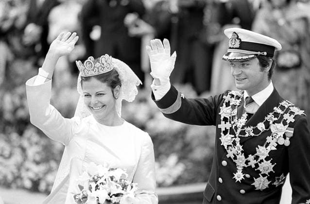 Hochzeit von Carl XVI. Gustaf von Schweden und Silvia Sommerlath am 19. Juni 1976 in Stockholm. Im Bild das Königspaar, das den Menschenmassen nach der Hochzeitszeremonie zuwinkt. Königin Silvia in der Cameo Tiara, die sie 1976 zum ersten Mal an ihrem Hochzeitstag trug. Das Diadem wurde dem Juwelier Nitot zugeschrieben und es wird oft gesagt, daß es der Kaiserin Joséphine von Frankreich gehört hat. Am napoleonischen Hof wurden Kameo Diademe normalerweise tagsüber getragen, während Diademe mit Diamanten, Saphiren, Smaragden, Rubinen und anderen Edelsteinen voraussichtlich nachts getragen wurden. Um 1836 scheint Auguste Amalie es ihrer Tochter Josephine, der späteren Königin von Schweden und Norwegen, geschenkt zu haben, die es ihrer Tochter Copyright: imageBROKER Sjoberg ibljsj16479134.jpg
