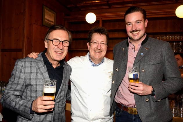 Thomas Linsmayer Deutsches Theater GF Thomas Vollmer Host Frederic Schnell Augustiner Braeu Area Manager Gastronomy Munich 03 02 2026 Augustiner Stammhaus Iberl Buehne Premiere Weiberwirtschaft Photo Munich