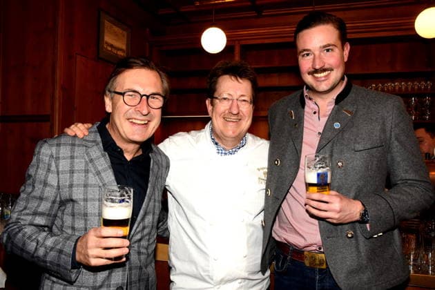 Thomas Linsmayer Deutsches Theater GF Thomas Vollmer Host Frederic Schnell Augustiner Braeu Area Manager Gastronomy Munich 03 02 2026 Augustiner Stammhaus Iberl Buehne Premiere Weiberwirtschaft Photo Munich
