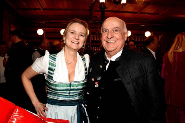 Raphael Maier Iberlbuehne Intendant Dr Axel Munz Angermaier Tracht Muenchen 03 02 2026 Augustiner Stammhaus Iberl Buehne Premiere Weiberwirtschaft Foto Muenchen