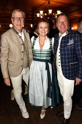 Peter Schaefer Raphael Maier Iberlbuehne Indendantin Patrick Lindner Saenger Muenchen 03 02 2026 Augustiner Stammhaus Iberl Buehne Premiere Weiberwirtschaft Foto Muenchen