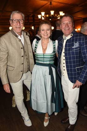 Peter Schaefer Raphael Maier Iberlbuehne Indendantin Patrick Lindner Saenger Muenchen 03 02 2026 Augustiner Stammhaus Iberl Buehne Premiere Weiberwirtschaft Foto Muenchen