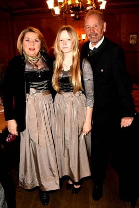 Angela Wiedl singer daughter Gina Uwe Erhardt musician Munich 03 02 2026 Augustiner Stammhaus Iberl stage premiere Weiberwirtschaft photo Munich