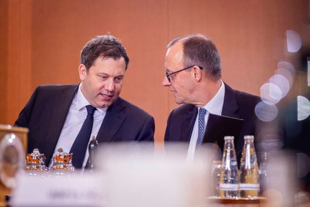 (R-L) Friedrich Merz (CDU), Bundeskanzler, und Lars Klingbeil, Bundesminister der Finanzen, aufgenommen im Rahmen einer Kabinettsitzung in Berlin, 04.02.2026. Berlin Deutschland *** R L Friedrich Merz CDU , Federal Chancellor, and Lars Klingbeil, Federal Minister of Finance, pictured during a cabinet meeting in Berlin, 04 02 2026 Berlin Germany Copyright: xJulianexSonntagx