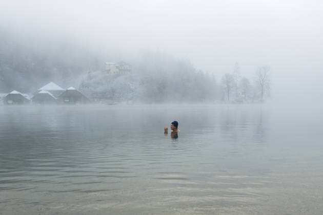 Mann mit Mütze, 55, beim Eisbaden, auch Winterbaden im Königssee, Schönau am Königssee, Berchtesgadener Land, Oberbayern, Bayern, Deutschland Man with cap, 55, ice bathing, including winter bathing in Königssee, Schönau am Königssee, Berchtesgadener Land, Upper Bavaria, Bavaria, Germany Copyright: imageBROKER HerbertxBerger ibxheb16355152.jpg ,model released, Symbolfoto ,property released