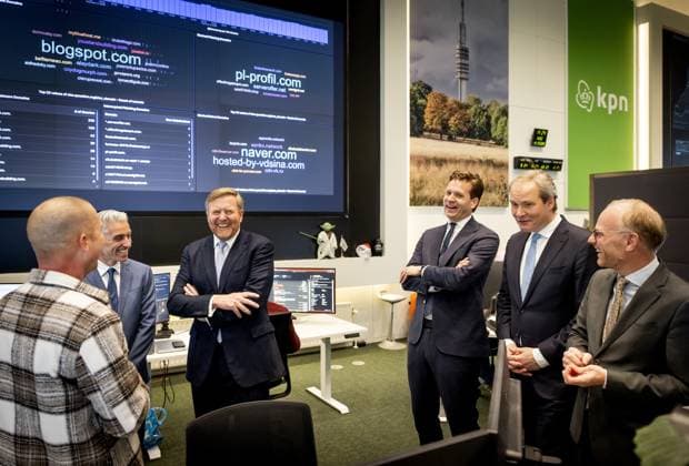 HILVERSUM - King Willem-Alexander during a visit to the KPN Network and Security Operations Center in Hilversum, focusing on resilient telecommunications. KOEN VAN WEEL ANP netherlands out - belgium out  Copyright: xx x549625522x originalFilename: 549625522.jpg