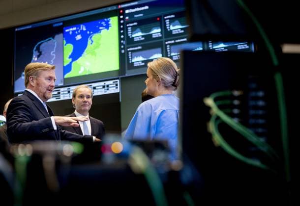 HILVERSUM - King Willem-Alexander during a visit to the KPN Network and Security Operations Center in Hilversum, focusing on resilient telecommunications. KOEN VAN WEEL ANP netherlands out - belgium out  Copyright: xx x549627679x originalFilename: 549627679.jpg