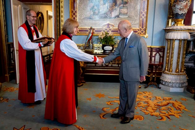 . 04 02 2026. London, United Kingdom. The Bishop of Hereford the Rev Richard Jackson, who is the King s Clerk of the Closet, looks on as King Charles III meets with the Archbishop of Canterbury Dame Sarah Mullally during an audience at Buckingham Palace in London.  xPoolx xi-Imagesx IIM-26547-0006