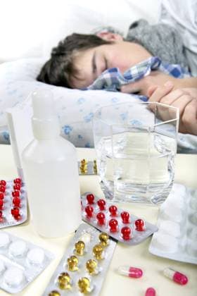Kranker junger Mann schläft mit Pillen im Vordergrund. Konzentrieren Sie sich auf die Pillen Sick Young Man sleeps with Pills on foreground. Focus on the Pills Copyright: imageBROKER AndreyxShadrin ibxiqx16029735.jpg ,model released, Symbolfoto ,property released