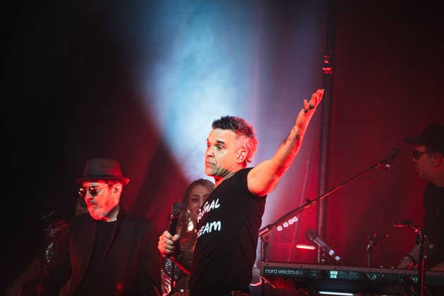 Robbie Williams performing at Barrowlands in Glasgow on 04 February 2026. Robbie Williams performing at Barrowlands in Glasgow on 04 February 2026 as part of his Long 90™s tour performing ˜Life Thru a Lens™ and new album ˜Britpop™ in full. Robbie Williams is a British singer and songwriter best known for solo singles ˜Angels™ and ˜Feel™ and as a member of the pop group Take That., Credit:Adam Hampton-Matthews Avalon  Copyright: xAdamxHampton-Matthewsx xAvalonx 1072124693