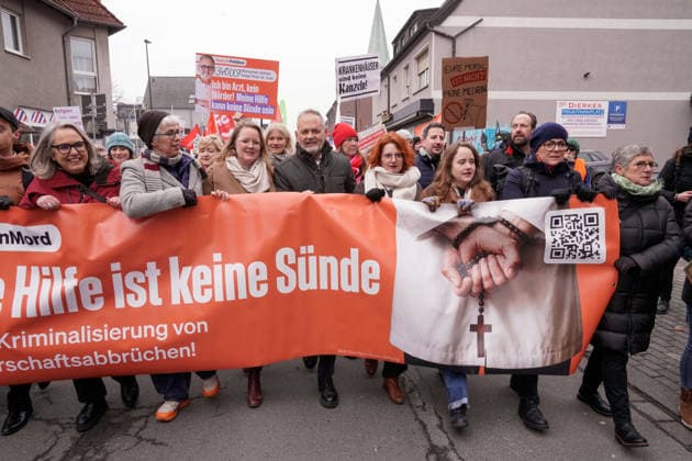 News Bilder des Tages Rund 500 Menschen haben am Donnerstag vor dem Landesarbeitsgericht in Hamm gegen das Verbot von Schwangerschaftsabbruechen in katholischen Einrichtungen demonstriert (Foto vom 05.02.2026; im Bild: Chefarzt Joachim Volz fuehrt den Demonstrationszug an (Mitte)). Am Mittag sollte am Landesarbeitsbericht ueber die Berufung des Chefarztes am Klinikum Lippstadt - Christliches Krankenhaus , Joachim Volz, verhandelt werden. (Siehe epd-Meldung vom 05.02.2026) EDITORIAL USE ONLY *** Around 500 people demonstrated on Thursday outside the state labor court in Hamm against the ban on abortions in Catholic institutions Photo from 05 02 2026 in the picture Chief physician Joachim Volz leads the demonstration in the middle At noon, the state labor court w Copyright: epd-bild FriedrichxStark epd-Chefarzt_Berufung1 - Kopieren