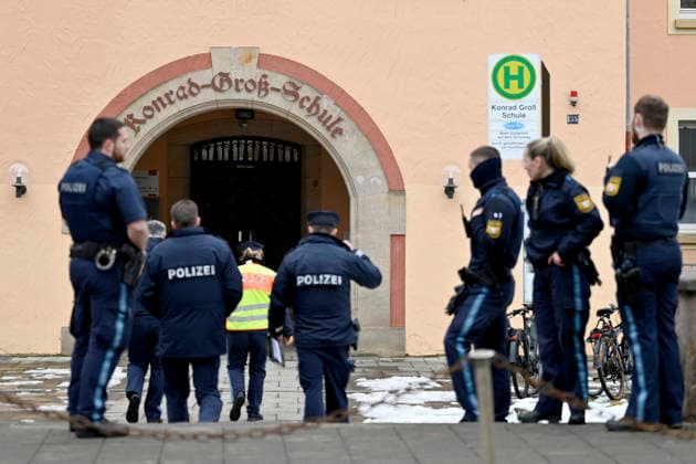News Bilder des Tages Nachdem der Polizei ein bewaffneter Schüler an der Nürnberger Konrad-Groß-Schule gemeldet worden war, durchkämmten Polizisten das Gebäude. Es wurde niemand mit Waffe angetroffen. Nürnberg, 05.02.2026 Bayern Deutschland *** After an armed student was reported to the police at the Konrad Groß School in Nuremberg, police combed the building No one was found with a weapon Nuremberg, 05 02 2026 Bavaria Germany Copyright: xDwixAnoraganingrumx