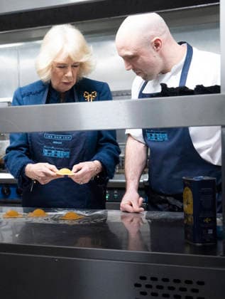 . 05 02 2026. Dedham, United Kingdom. Queen Camilla makes pasta with chef Jack Levine during a visit to the Sun Inn in Dedham,Essex, United Kingdom  xPoolx xi-Imagesx IIM-26552-0021