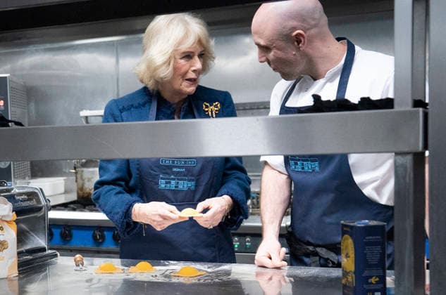 . 05 02 2026. Dedham, United Kingdom. Queen Camilla makes pasta with chef Jack Levine during a visit to the Sun Inn in Dedham,Essex, United Kingdom  xPoolx xi-Imagesx IIM-26552-0022