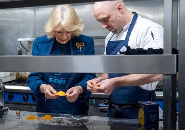 . 05 02 2026. Dedham, United Kingdom. Queen Camilla makes pasta with chef Jack Levine during a visit to the Sun Inn in Dedham,Essex, United Kingdom  xPoolx xi-Imagesx IIM-26552-0020