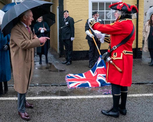 . 05 02 2026. Dedham, United Kingdom. King Charles III meets the Town Cryer during a visit to the Sun Inn in Dedham,Essex, United Kingdom  xPoolx xi-Imagesx IIM-26552-0027