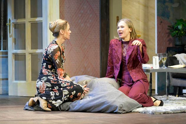 Jessica Ginkel and Alina Levshin at the photo rehearsal for the play 2 22 A Ghost Story at the Komödie am Kurfürstendamm in the Ernst Reuter Saal Berlin, 05 02 2026 Foto:xM.xBehrensx xFuturexImagex geistergeschichte_6226
