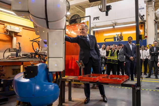 February 5, 2026, Woodbridge, Ontario, CANADA: Prime Minister Mark Carney touches a robotic arm while touring an auto-parts plant in Woodbridge, Ont., on February 5, 2026. Woodbridge CANADA  - ZUMAc35_ 20260205_zaf_c35_064 Copyright: xEduardoxLimax