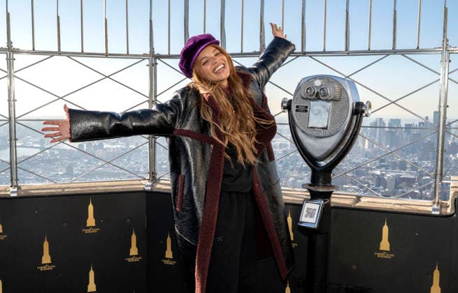 February 5, 2026, New York, New York, USA: American singer and actress LESLIE GRACE visits the Empire State Building New York. New York USA - ZUMAp281 20260205_zea_p281_006 Copyright: xPhotoxImagexPressx
