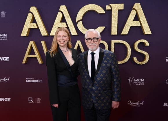 AACTA AWARDS 2026, Sarah Snook (left) and Brian Cox (right) are seen posing for a photo on the red carpet at the 2024 AACTA Awards at HOTA in Surfers Paradise, Queensland, Friday, February 6, 2026. ( NO ARCHIVING BRISBANE QUEENSLAND AUSTRALIA  Copyright: xDARRENxENGLANDx 20260206190999045395