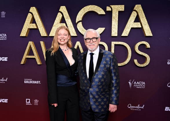 Entertainment Bilder des Tages AACTA AWARDS 2026, Sarah Snook (left) and Brian Cox (right) are seen posing for a photo on the red carpet at the 2024 AACTA Awards at HOTA in Surfers Paradise, Queensland, Friday, February 6, 2026. ( NO ARCHIVING BRISBANE QUEENSLAND AUSTRALIA  Copyright: xDARRENxENGLANDx 20260206168090327018