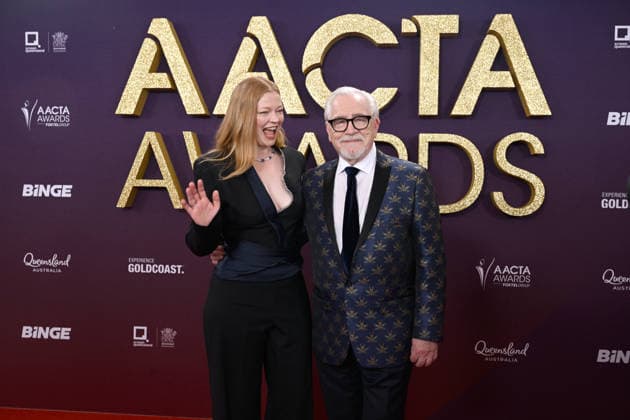 AACTA AWARDS 2026, Sarah Snook (left) and Brian Cox (right) are seen posing for a photo on the red carpet at the 2024 AACTA Awards at HOTA in Surfers Paradise, Queensland, Friday, February 6, 2026. ( NO ARCHIVING BRISBANE QUEENSLAND AUSTRALIA  Copyright: xDARRENxENGLANDx 20260206181761093221