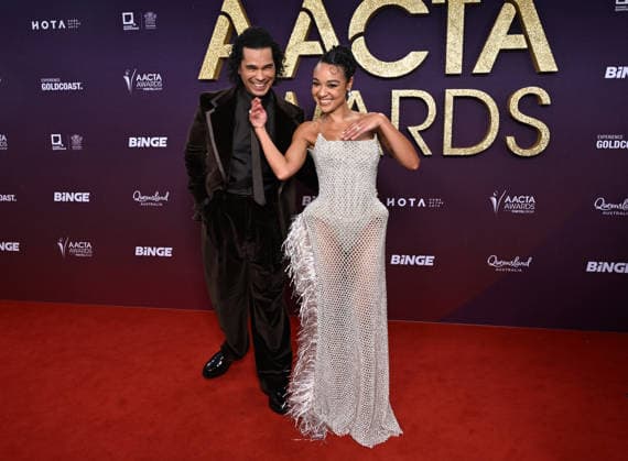 AACTA AWARDS 2026, Mark Coles Smith (left) and Aisha Dee (right) are seen posing for a photo on the red carpet at the 2024 AACTA Awards at HOTA in Surfers Paradise, Queensland, Friday, February 6, 2026. ( NO ARCHIVING BRISBANE QUEENSLAND AUSTRALIA  Copyright: xDARRENxENGLANDx 20260206153504015830