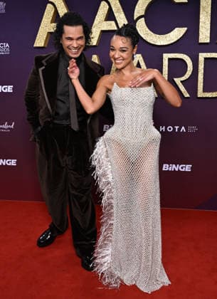 AACTA AWARDS 2026, Mark Coles Smith (left) and Aisha Dee (right) are seen posing for a photo on the red carpet at the 2024 AACTA Awards at HOTA in Surfers Paradise, Queensland, Friday, February 6, 2026. ( NO ARCHIVING BRISBANE QUEENSLAND AUSTRALIA  Copyright: xDARRENxENGLANDx 20260206172708913428