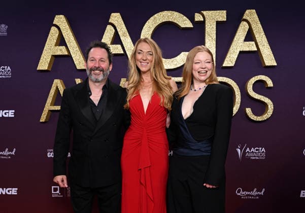 AACTA AWARDS 2026, (Left to right) Dave Lawson, Laura Snook and Sarah Snook are seen posing for a photo on the red carpet at the 2024 AACTA Awards at HOTA in Surfers Paradise, Queensland, Friday, February 6, 2026. ( NO ARCHIVING BRISBANE QUEENSLAND AUSTRALIA  Copyright: xDARRENxENGLANDx 20260206148261481671