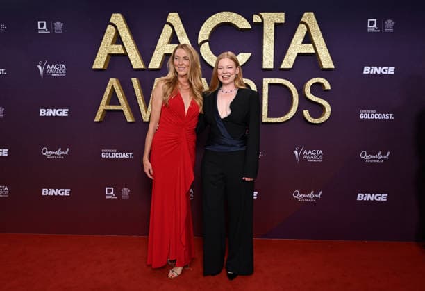 AACTA AWARDS 2026, Laura Snook (left) and Sarah Snook (right) are seen posing for a photo on the red carpet at the 2024 AACTA Awards at HOTA in Surfers Paradise, Queensland, Friday, February 6, 2026. ( NO ARCHIVING BRISBANE QUEENSLAND AUSTRALIA  Copyright: xDARRENxENGLANDx 20260206123131050400
