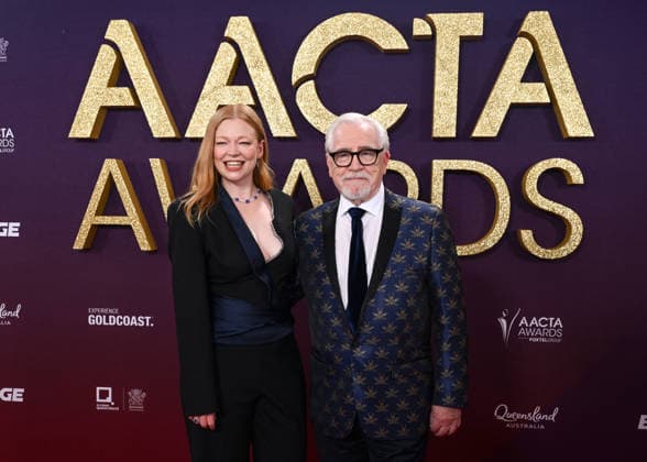 AACTA AWARDS 2026, Sarah Snook (left) and Brian Cox (right) are seen posing for a photo on the red carpet at the 2024 AACTA Awards at HOTA in Surfers Paradise, Queensland, Friday, February 6, 2026. ( NO ARCHIVING BRISBANE QUEENSLAND AUSTRALIA Copyright: xDARRENxENGLANDx 20260206123109252628