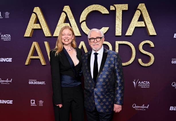 AACTA AWARDS 2026, Sarah Snook (left) and Brian Cox (right) are seen posing for a photo on the red carpet at the 2024 AACTA Awards at HOTA in Surfers Paradise, Queensland, Friday, February 6, 2026. ( NO ARCHIVING BRISBANE QUEENSLAND AUSTRALIA Copyright: xDARRENxENGLANDx 20260206136754580312