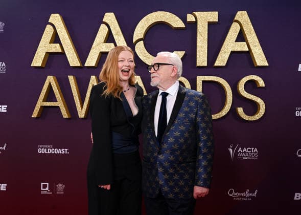 AACTA AWARDS 2026, Sarah Snook (left) and Brian Cox (right) are seen posing for a photo on the red carpet at the 2024 AACTA Awards at HOTA in Surfers Paradise, Queensland, Friday, February 6, 2026. ( NO ARCHIVING BRISBANE QUEENSLAND AUSTRALIA Copyright: xDARRENxENGLANDx 20260206193156674007