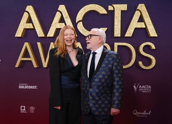 AACTA AWARDS 2026, Sarah Snook (left) and Brian Cox (right) are seen posing for a photo on the red carpet at the 2024 AACTA Awards at HOTA in Surfers Paradise, Queensland, Friday, February 6, 2026. ( NO ARCHIVING BRISBANE QUEENSLAND AUSTRALIA Copyright: xDARRENxENGLANDx 20260206179180912140