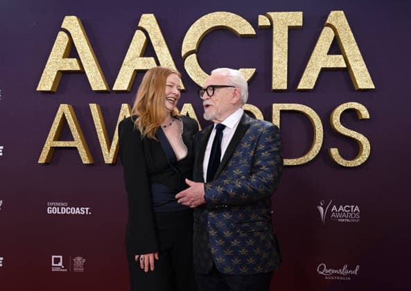 AACTA AWARDS 2026, Sarah Snook (left) and Brian Cox (right) are seen posing for a photo on the red carpet at the 2024 AACTA Awards at HOTA in Surfers Paradise, Queensland, Friday, February 6, 2026. ( NO ARCHIVING BRISBANE QUEENSLAND AUSTRALIA Copyright: xDARRENxENGLANDx 20260206182537864155