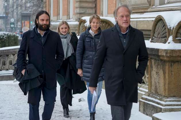 Entertainment Bilder des Tages Gerhard Delling TV Moderator Christina Block Unternehmerin mit ihren Verteidiger Ingo Bott und ihre Verteidigerin Paula Wlodarek die Verteidiger und Angeklagten kommen wie immer zu Fuss zur Verhandlung beim Prozess wegen mutmasslicher Kindesentfuehrung im Landgericht Hamburg Strafjustizgebaeude Entfuehrungsfall der Block Kinder Hamburg Deutschland *** Gerhard Delling TV presenter Christina Block entrepreneur with her defense lawyer Ingo Bott and her defense lawyer Paula Wlodarek the defense lawyers and defendants come as usual on foot to the hearing at the trial for alleged child abduction in the Hamburg Regional Court Criminal Justice Building abduction case of the Block children Hamburg Germany