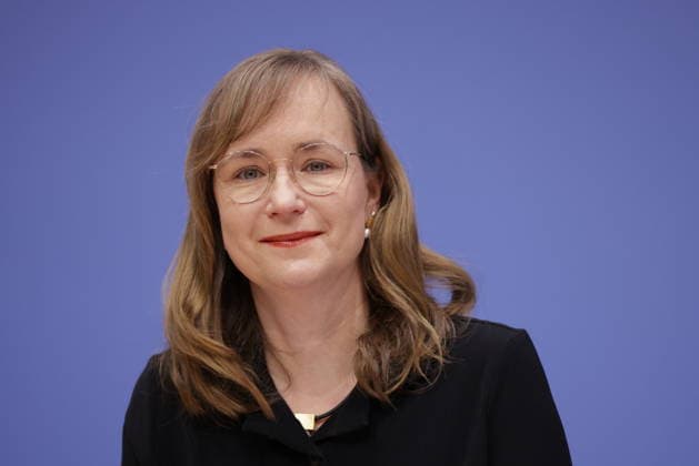 Eva von Angern, Vorsitzende der Fraktionsvorsitzendenkonferenz der Fraktionen Die Linke in den Landtagen, Fraktionsvorsitzende in Sachsen-Anhalt, Die Linke, Deutschland, Berlin, Bundespressekonferenz, Thema: Studie zu den zu erwartenden Steuermehreinnahmen durch eine Reaktivierung der Vermögensteuer *** Eva von Angern, Chairwoman of the Conference of Parliamentary Group Chairwomen of the parliamentary groups of Die Linke in the state parliaments, Parliamentary Group Chairwoman in Saxony-Anhalt, Die Linke, Germany, Berlin, Federal Press Conference, Topic