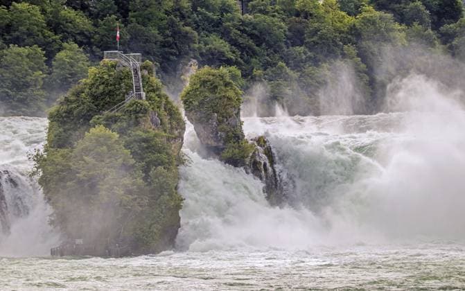 Rheinfall bei Schaffhausen, Schweiz Rhine Falls near Schaffhausen, Switzerland Copyright: imageBROKER Falke ibxiqx16325415.jpg