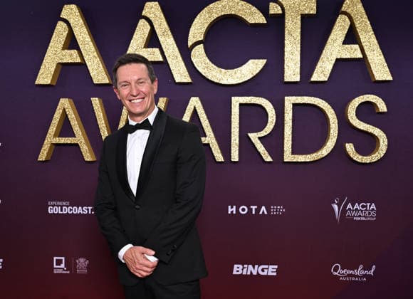 AACTA AWARDS 2026, Rove McManus is seen posing for a photo on the red carpet at the 2024 AACTA Awards at HOTA in Surfers Paradise, Queensland, Friday, February 6, 2026. ( NO ARCHIVING BRISBANE QUEENSLAND AUSTRALIA Copyright: xDARRENxENGLANDx 20260207166566805759