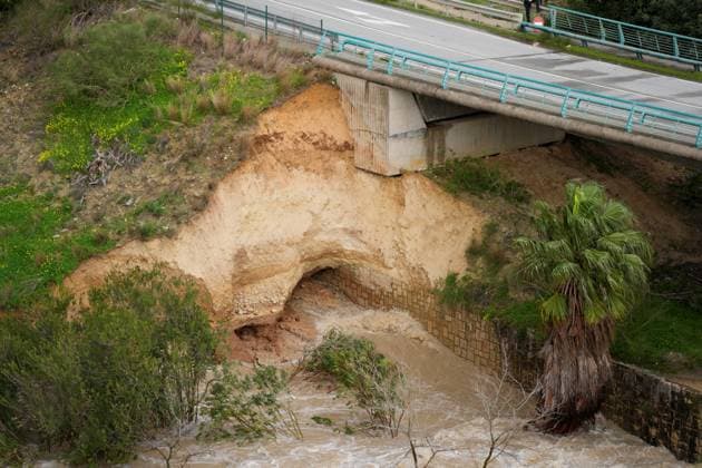 News Bilder des Tages The province of Cadiz is still under the ravages of the effects of the storm Leonardo Detachment of a slope on the road that passes through the bridge of the dam of Arcos caused by the effects of the storm of the last days February 6, 2026, in Arcos de la Frontera Cadiz Andalusia, Spain Arcos de la Frontera maintains the eviction of more than 800 residents from their homes that were practiced on Thursday by the flood recorded in the last hours of the Guadalete river, and that the Board will perform an emergency work on the A 372 by the detachment of a slope on the road that passes over the bridge of the dam of Arcos Signature MJRF LHM 06 FEBRUARY 2026 Joaquí Cadiz Andalucia Cadiz Andalucia Espana  Copyright: xJoaquinxCorcherox 7270489