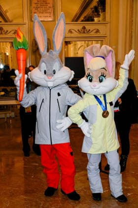 Entertainment Bilder des Tages Milan, Milan Cortina 2026 Olympic Games, Welcome cocktail for guests at the Opening Ceremony at the Teatro alla Scala. Pictured: Looney Tunes - Bugs Bunny and Lola Bunny.  Copyright: xAlbertoxTerenghix xipa-agency.netx xComi Terenghix IPA_Agency_IPA71036468