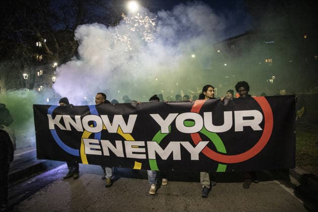 News Bilder des Tages Milan, San Siro, Viale Mar Jonio, anti-Olympic torchlight procession promoted by the Popular Committee against the 2026 Winter Olympics  Copyright: xFrancescoxEnriquezx xipa-agency.netx xFrancescoxEnriquezx IPA_Agency_IPA71039361