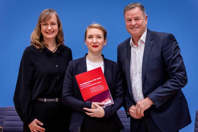 v.l.n.r.: Eva von Angern, Fraktionsvorsitzende im Landtag von Sachsen-Anhalt für DIE LINKE; Ines Schwerdtner, Sprecherin fuer Haushaltspolitik, Schuldenbremse und Sondervermoegen im Deutschen Bundestag und Parteivorsitzende von DIE LINKE; Christian Goerke, Sprecher fuer Finanzpolitik für DIE LINKE und Vorsitzender des Finanzausschusses im Deutschen Bundestag, aufgenommen im Rahmen einer Bundespressekonferenz in Berlin, 06.02.2026. Berlin Deutschland *** From left to right Eva von Angern, leader of the parliamentary group for DIE LINKE in the state parliament of Saxony-Anhalt Ines Schwerdtner, spokeswoman for budgetary policy, debt brake and special provisions in the German Bundestag and party leader of DIE LINKE Christian Goerke, spokesm Copyright: xNeelexJanssenx