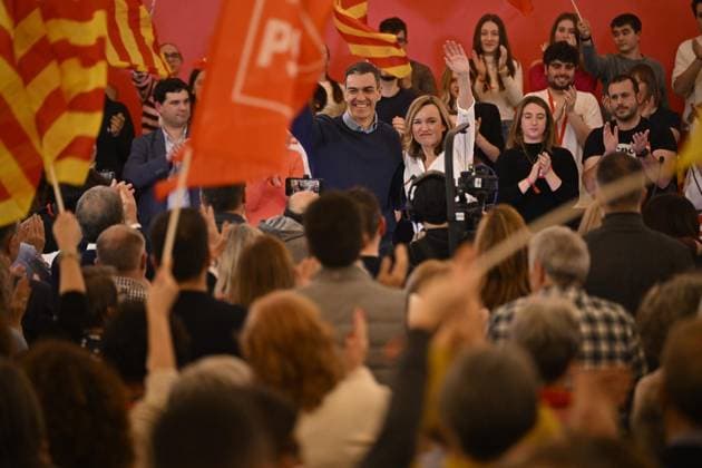 News Bilder des Tages The Secretary General of the PSOE and President of the Government, Pedro Sánchez, and the Secretary of Autonomous Policy of the CEF, Secretary General of the Aragonese Socialists and candidate for the Presidency of Aragón, Pilar Alegría, intervene in the closing ceremony of the PSOE campaign in Aragón, intervene in the closing ceremony of the campaign, on February 6, 2026, in Zaragoza, Aragon Spain The elections will be held next Sunday, February 8 06 FEBRUARY 2026 ELECTIONS MITIN CAMPAIGN ELECTORAL CAMPAIGN MAÑOS MAÑAS Marcos Cebriá Zaragoza Aragon Zaragoza Aragon Aragon Spain  Copyright: xMarcosxCebrianx 7270857