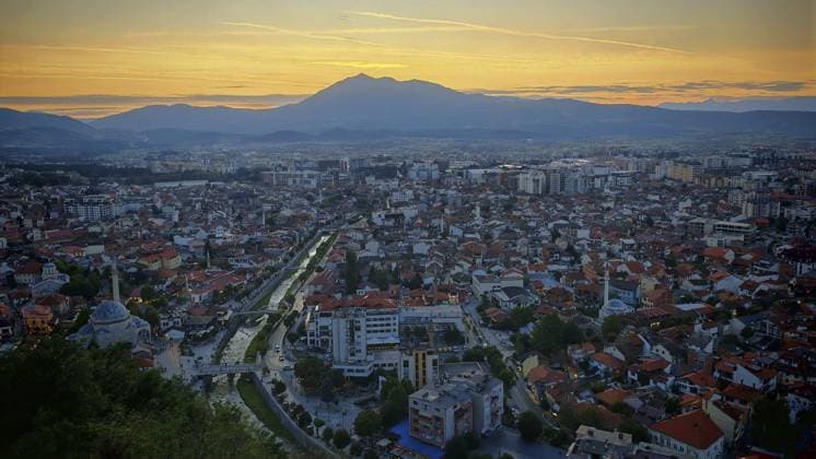 Stadtansicht bei Sonnenuntergang, beleuchtete Straßen und Berge im Hintergrund, Prizren, Kosovo City view at sunset, illuminated roads and mountains in the background, Prizren, Kosovo Copyright: imageBROKER MarcoxBunk iblmbu16491637.jpg