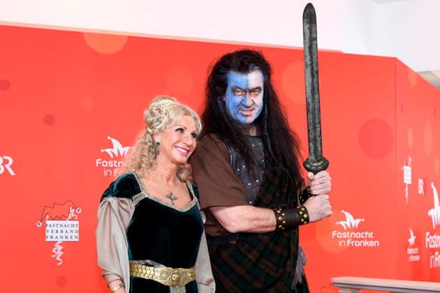 Bayerns Ministerpräsident Markus Söder (CSU) im Kostüm als Braveheart bzw. William Wallace kommt gemeinsam mit seiner Ehefrau Karin Baumüller-Söder zur BR-Livesendung Fastnacht in Franken in den Mainfrankensälen. Bei der Prunksitzung des Fastnachtverbandes Franken werden traditionell Politiker Spott und Narretei ausegesetzt. Veitshöchheim, 06.02.2026 Bayern Deutschland *** Bavarias Prime Minister Markus Söder CSU in costume as Braveheart or William Wallace comes together with his wife Karin Baumüller Söder to the BR live broadcast Fastnacht in Franken in the Mainfrankensäle At the Prunksitzung of the Fastnachtverband Franken, politicians are traditionally exposed to ridicule and jesters Veitshöchheim, 06 02 2026 Bavaria Germany Copyright: xDwixAnoraganingrumx